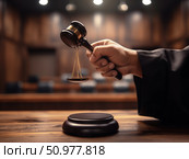 Рука судьи с молоточком в зале суда. Стоковое AI-изображение, AI-художник Марина Семенова / Фотобанк Лори