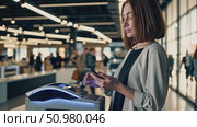 Seamless mobile payment verification in modern retail environment. Стоковое AI-видео, аниматор Владимир Федоров / Фотобанк Лори