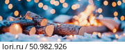 Snowy Winter Night: Firelight and Logs in the Snow. Стоковое AI-изображение, AI-художник Данила Большаков / Фотобанк Лори