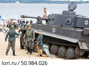 Russia, Samara. 27.07.2014. Inspection of a German Tiger tank during a historical reconstruction on the banks of the Volga River on a summer day. Редакционное фото, фотограф Акиньшин Владимир / Фотобанк Лори