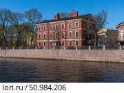 St. Petersburg, Russia, 30.04.2023: View of a brick building, formerly the commandant's house, on the island of New Holland on the banks of the Moika River on a sunny day. Редакционное фото, фотограф Ula Ulachka / Фотобанк Лори