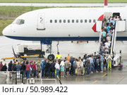 Россия. Санкт-Петербург. Пассажиры поднимаются по трапу в самолет. Russia. Saint Petersburg. Passengers are boarding a plane. (2016 год). Редакционное фото, фотограф Алексей Смышляев / Фотобанк Лори