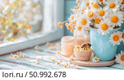 Sweet Summer Honey Harvest: Bee, Daisies, and Honey Jars near Window. Стоковое AI-изображение, AI-художник Данила Большаков / Фотобанк Лори