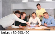 Brainstorming - male friends trying to solve financial problems by consulting at the table in the home kitchen. Стоковое видео, видеограф Яков Филимонов / Фотобанк Лори