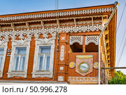 Деревянный дом с гербом Козьмодемьянска и резными наличниками в русском стиле. Редакционное фото, фотограф Владимир Шипикин / Фотобанк Лори