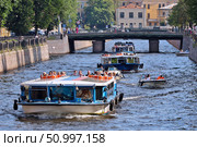Туризм в Петербурге. Водные прогулки по рекам и каналам. Экскурсионные суда в Крюковом канале. Редакционное фото, фотограф Александр Тарасенков / Фотобанк Лори