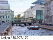 Туризм в Петербурге. Водные прогулки по рекам и каналам. Экскурсионные суда в Крюковом канале. Редакционное фото, фотограф Александр Тарасенков / Фотобанк Лори
