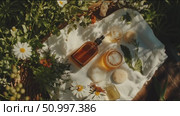 Natural skincare essentials showcased in a sunny garden setting with fresh flowers. Стоковое AI-видео, аниматор Сергей Толмачёв / Фотобанк Лори