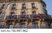 Delicate wisteria cascading down ornate balconies, draping historic Parisian architecture with lavender blooms under golden afternoon sunlight. Стоковое AI-видео, аниматор Данил Руденко / Фотобанк Лори
