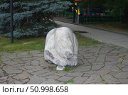 Жанровая скульптура Медведь. Набережная Тагильская Лагуна, город Нижний Тагил, Свердловская область. Редакционное фото, фотограф Алексей Иванов / Фотобанк Лори