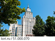 Сталинская высотка у Красных Ворот. Летний солнечный день. Москва. Редакционное фото, фотограф E. O. / Фотобанк Лори