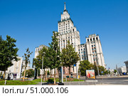 Сталинская высотка у Красных Ворот. Солнечно. Летний день. Москва. Россия. Редакционное фото, фотограф E. O. / Фотобанк Лори