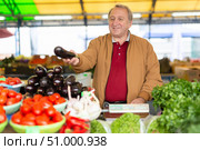 Aged man customer buying vegetables in open-air market. Стоковое фото, фотограф Татьяна Яцевич / Фотобанк Лори