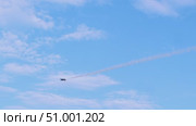 Spectators on ground observe pilots of small training aircraft executing aerobatic maneuvers. pilot inverts plane as he performs a daring feat. Стоковое видео, видеограф Strunov David / Фотобанк Лори