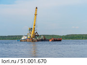 Плавкран №71 КПЛ-16-30 с баржей и буксиром на реке Кама. Редакционное фото, фотограф Ирина Старкова / Фотобанк Лори