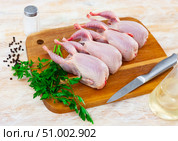 Raw gutted quails and condiments prepared for cooking on wooden table. Стоковое фото, фотограф Яков Филимонов / Фотобанк Лори