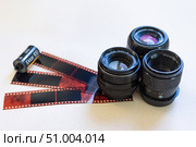 Фотопленка, старые объективы и катушка Kodak. Редакционное фото, фотограф Даниил Богомолов / Фотобанк Лори