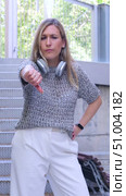 Vertical portrait of woman showing thumbs down with serious expression on outdoor steps. Стоковое видео, видеограф Raquel Corcoles Mendez / Фотобанк Лори
