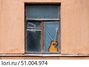 Гитара в окне. Стоковое фото, фотограф Александр Тарасенков / Фотобанк Лори