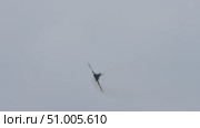 Military jet aircraft flying toward camera in the sky. Стоковое видео, видеограф Данил Руденко / Фотобанк Лори