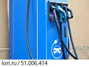 Уличная инфраструктура для электротранспорта. Станция зарядки электромобилей. Редакционное фото, фотограф Александр Тарасенков / Фотобанк Лори
