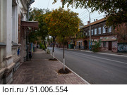 Осень , Астрахань, старинная улица в центре города когда-то имела название - Большая Демидовская (2019 год). Редакционное фото, фотограф Павел Просянов / Фотобанк Лори