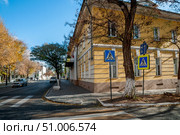 Старинный дом на главной улице старого города Астрахань (2019 год). Редакционное фото, фотограф Павел Просянов / Фотобанк Лори