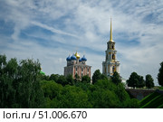 Рязанский кремль. Древнейшая часть Рязани, историко-архитектурный музей-заповедник, место откуда начинался город. Достопримечательности и символы Рязани. На территории Рязанского кремля находятся храмы: Успенский собор, Спасо-Преображенский собор, Богоявленская церковь; оборонительные сооружения: Кремлёвский вал и Крепостной ров. Также на территории Рязанского кремля находятся Дворец Олега, Певческий корпус и Соборный парк. Стоковое фото, фотограф Зинаида Никитенко / Фотобанк Лори
