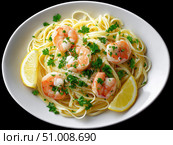 Delicious shrimp linguine served with fresh herbs and lemon slices. Стоковое AI-изображение, AI-художник Татьяна  Бральнина / Фотобанк Лори
