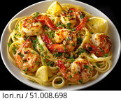 Delicious shrimp linguine served with fresh herbs and lemon slices. Стоковое AI-изображение, AI-художник Татьяна  Бральнина / Фотобанк Лори