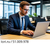 Мужчина в офисе работает за ноутбуком. Стоковое AI-изображение, AI-художник Мария Анисимова / Фотобанк Лори