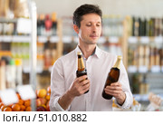 man chooses craft beer. Стоковое фото, фотограф Яков Филимонов / Фотобанк Лори