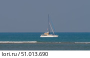 Catamaran yacht floating on the azure ocean. Стоковое видео, видеограф Игорь Жоров / Фотобанк Лори