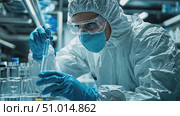 A scientist in protective gear carefully conducts experiments, using pipettes and glassware in a well-equipped research laboratory. Стоковое AI-видео, аниматор Данила Большаков / Фотобанк Лори