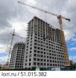 Строительство жилого комплекса в Тюмени, 2025 год. Редакционное фото, фотограф Ильиных Дарья / Фотобанк Лори