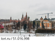 Moscow, Russia - December 13, 2020: Zaryadye landscape park in the center of Moscow. Редакционное фото, фотограф Ольга Сейфутдинова / Фотобанк Лори