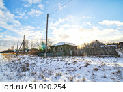 Вид на старый заброшенный деревянный дом. Село Покровка. Тюменская область, Россия. (2018 год). Стоковое фото, фотограф Александр Тараканов / Фотобанк Лори