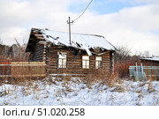 Зимний сельский пейзаж. Вид на старые деревянные дома. Село Покровка. Тюменская область, Россия. (2018 год). Стоковое фото, фотограф Александр Тараканов / Фотобанк Лори