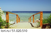 Beautiful seascape on the beach with entrance to the sea via sandy beach. Стоковое видео, видеограф Igor Skripachev / Фотобанк Лори