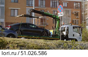 A car that broke down after a traffic incident has been placed on a tow truck for further evacuation. Стоковое видео, видеограф Strunov David / Фотобанк Лори