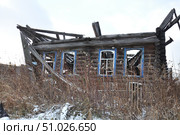 Развалины старой заброшенный избы. Село Шестаково. Тюменская область, Россия (2018 год). Стоковое фото, фотограф Александр Тараканов / Фотобанк Лори