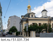 Вид на церковь святого мученика Антипы на Колымажном дворе и Малый Знаменский переулок. Москва. Редакционное фото, фотограф Pukhov K / Фотобанк Лори