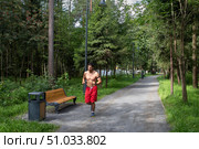 Бегущий спортсмен Парк Вишняки летом, Балашиха. Редакционное фото, фотограф Дмитрий Неумоин / Фотобанк Лори