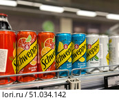A row of colorful cans of Schweppes soda. Russia. Moscow. 08.08.25. Редакционное фото, фотограф Ярославский Максим / Фотобанк Лори