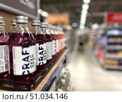 A row of Craft lemonade bottles on a shelf in a store. Russia. Moscow. 08.08.25. Редакционное фото, фотограф Ярославский Максим / Фотобанк Лори