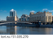A bridge across the Moscow river and houses along the river (2018 год). Редакционное фото, фотограф Анна Кривицкая / Фотобанк Лори