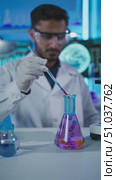 A Dedicated Scientist Conducts a Colorful Chemical Experiment with Beakers and Flasks, Showcasing Unique Reactions in a Modern Laboratory Environment. Стоковое AI-видео, аниматор Владимир Федоров / Фотобанк Лори