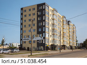 Новый жилой многоэтажный дом. Новостройка в городе Балаково, 3 «В» микрорайон, улица Комарова, 77, Саратовская область, Россия. Редакционное фото, фотограф Неведицына Елена / Фотобанк Лори