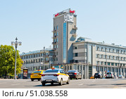 Такси рядом с главным офисом компании РЖД. Москва. Россия. Редакционное фото, фотограф E. O. / Фотобанк Лори
