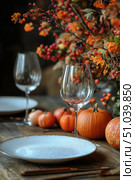 Elegant Autumn Table Setting With Decorative Gourds and Floral Centerpiece. Стоковое AI-изображение, AI-художник Юлия Гапеенко / Фотобанк Лори